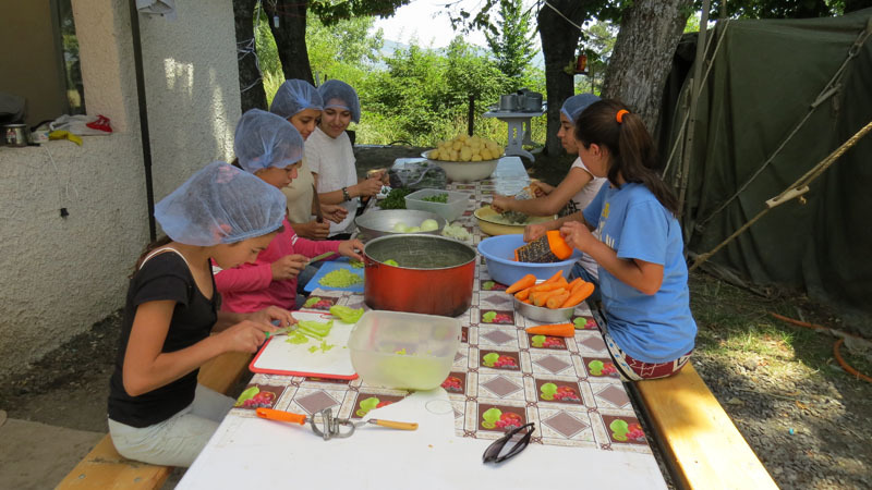 Два года подряд я бывал в этом лагере, выше писал об этом, поэтому прекрасно помнил, где находится кухня и поэтому взял курс направление столовой...Две женщины повара суетились на кухне, девочки-добровольцы им помогали. Я сразу уточнил меню, так... Два года подряд я бывал в этом лагере, выше писал об этом, поэтому прекрасно помнил, где находится кухня и поэтому взял курс направление столовой...Две женщины повара суетились на кухне, девочки-добровольцы им помогали. Я сразу уточнил меню, так как приближалось время обеда и я знал, что меня, естественно, накормят в лагере. Вообще-то, в таких местах я стараюсь пообедать/поужинать на месте, чтобы самому увидеть, чем кормят детей...