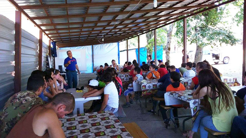 Под навесом сотрудники УЧС проводили со скаутами занятие, объясняли, как оказать первую помощь пострадавшим... Под навесом сотрудники УЧС проводили со скаутами занятие, объясняли, как оказать первую помощь пострадавшим...