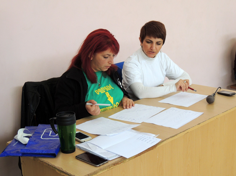 Судьи Вардуи Армян, представитель Армянской национальной федерации инвалидного спорта (слева) и Диана Мамунц, представитель Степанакертского реабилитационн