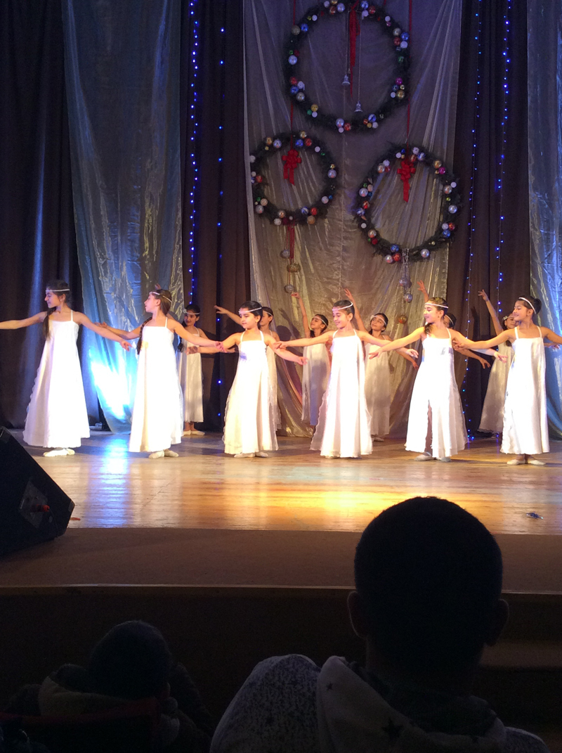 Танец под песню "Аве Мария" танцует хореографическая группа