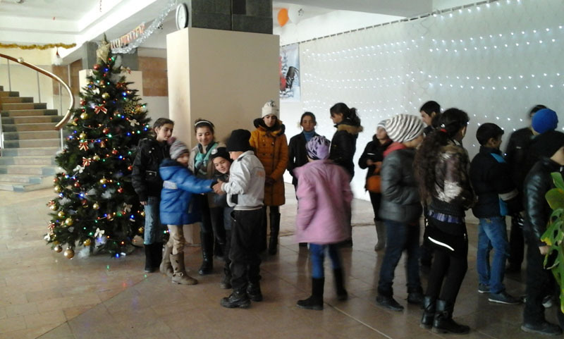 В холле Дворца молодёжи. Дети нехотя расходятся... В холле Дворца молодёжи. Дети нехотя расходятся...