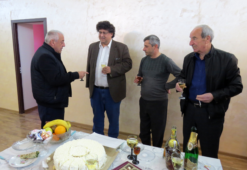 Валерий Геворкян, глава администрации Гарутского района говорит тост...