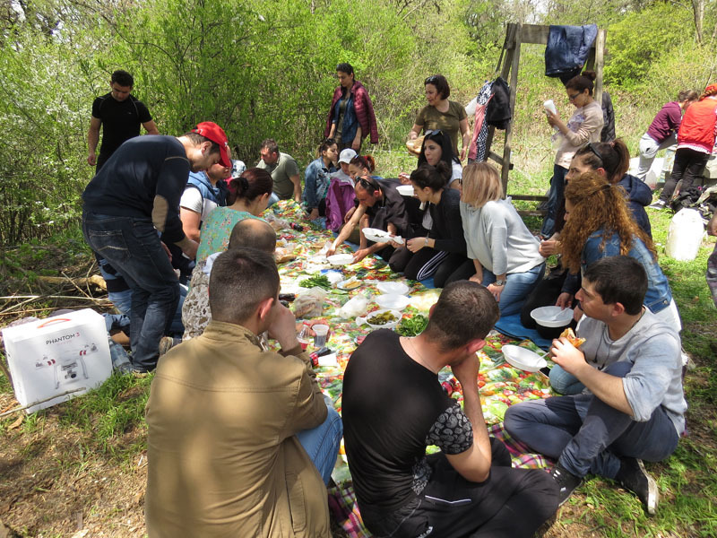 Как добрались до монастыря, решили сразу перекусить.