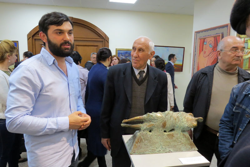 Гегам Абраамян (слева) рядом со своей работой «Видение».