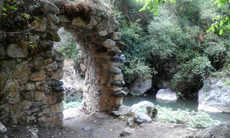  Пообедали под стенами этого старинного дома с аркой.