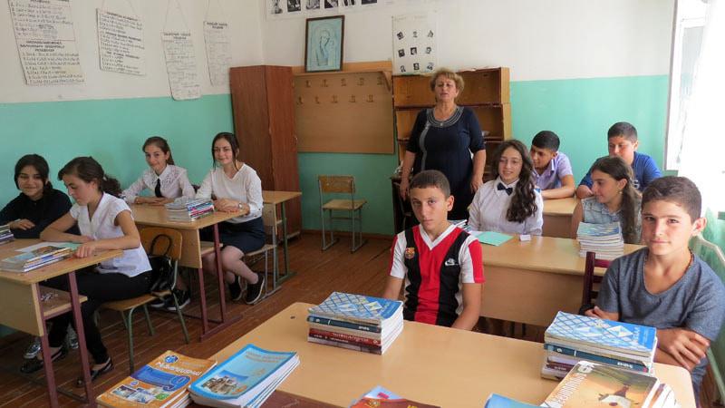  Педагог Зарине Саркисян со совим 9 классом.