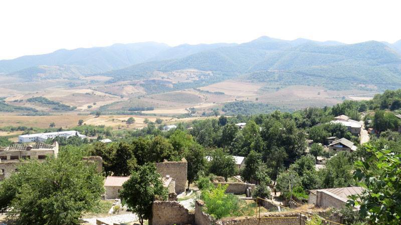 Вид с церкви Св. Ованеса на горы, окружающие село и разрушенные постройки дворца мелика Егана. Вид с церкви Св. Ованеса на горы, окружающие село и разрушенные постройки дворца мелика Егана.