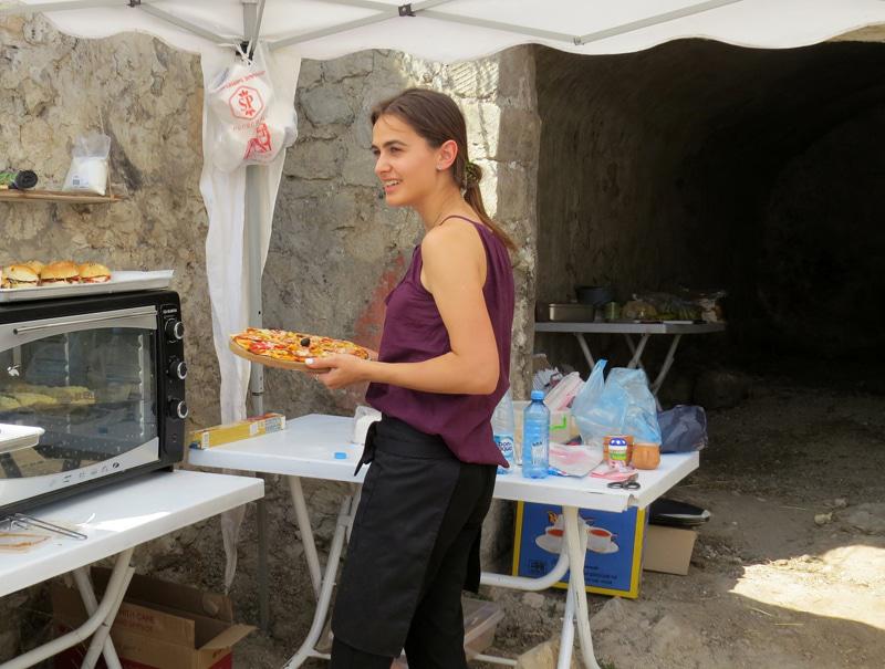 на Аванесян, хозяйка кафе Рутс готовит пиццу.