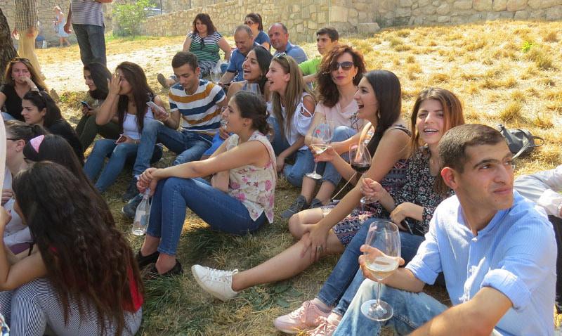 Для этой компашки веселье в самом разгаре.