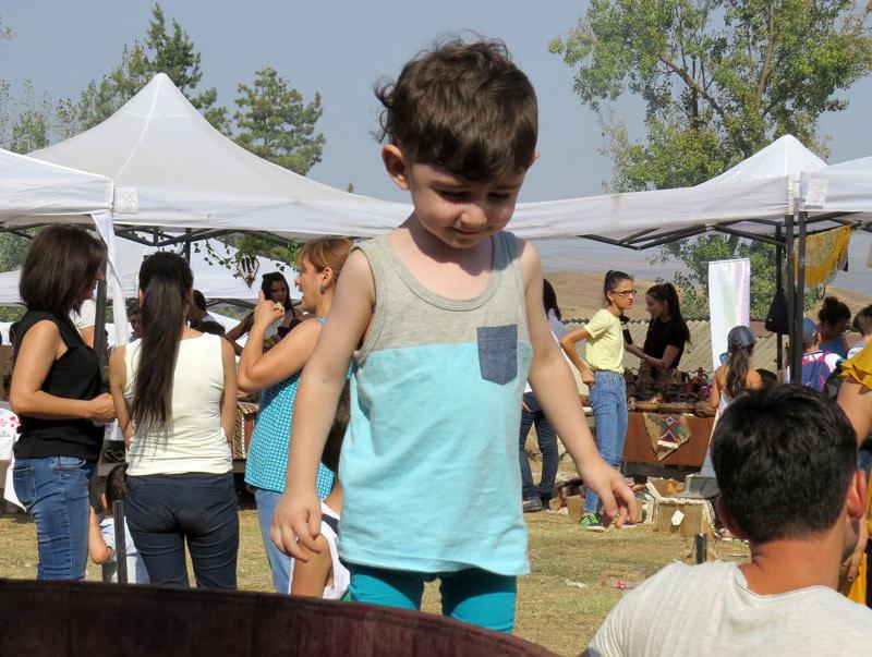 Мелкий пока не понимает, куда его привезли...