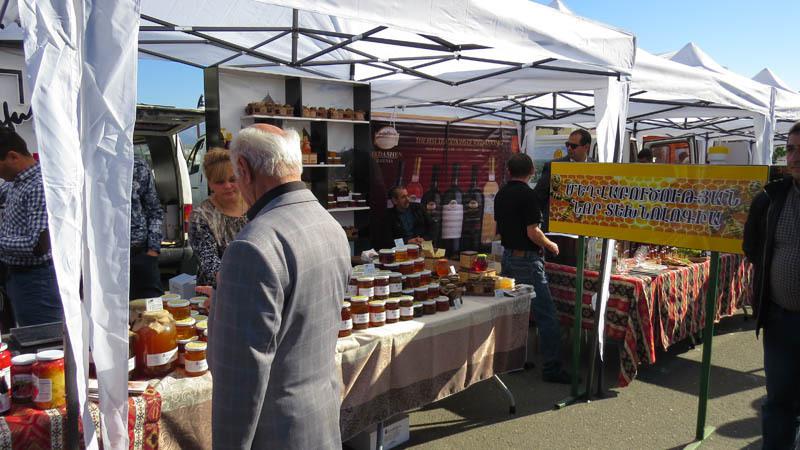 Палатка с продукцией  с новой технологии производства мёда.