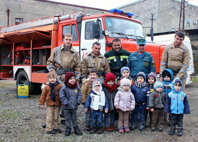 С детишками на базе УЧС. С детишками на базе УЧС.