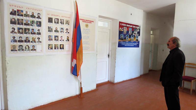 Директор школы Лаврент Степанян у стенда Героям Арцаха.