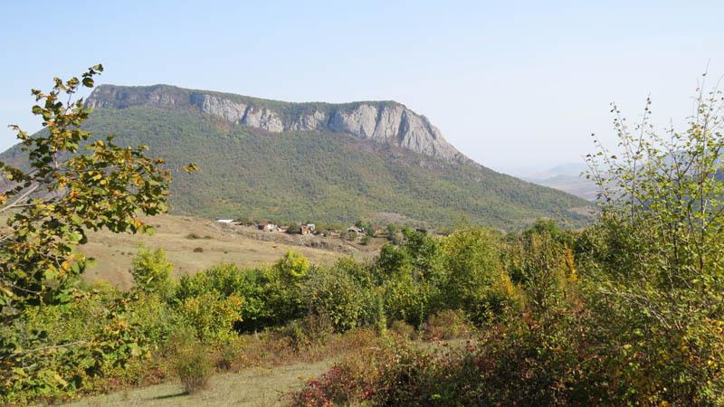 Обернулся назад, село осталось позади нас.