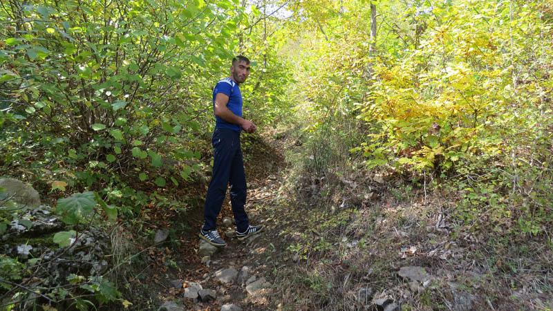 Мой проводник Артак. Лесная тропинка резко начала подниматься в гору.
