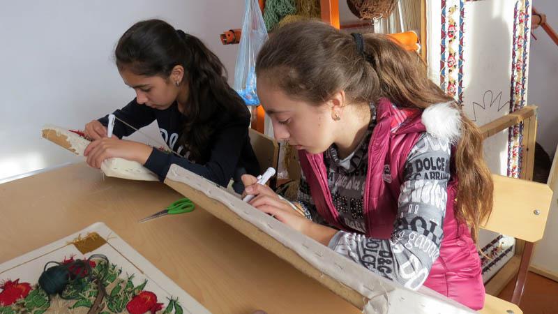 За работой. Слева на право Александра Каграманян, Лилит Аванесян.