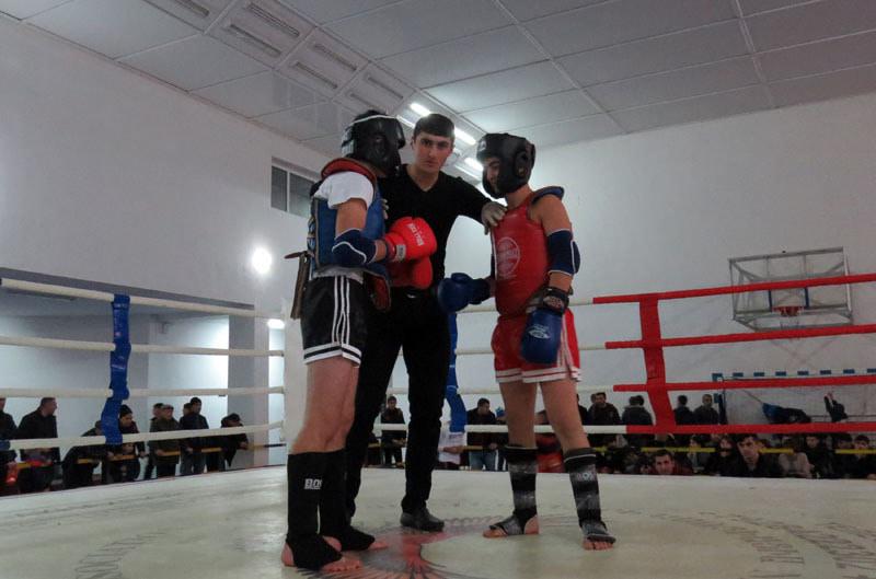 Рефери Давид Айрапетян объясняет правила перед боем.