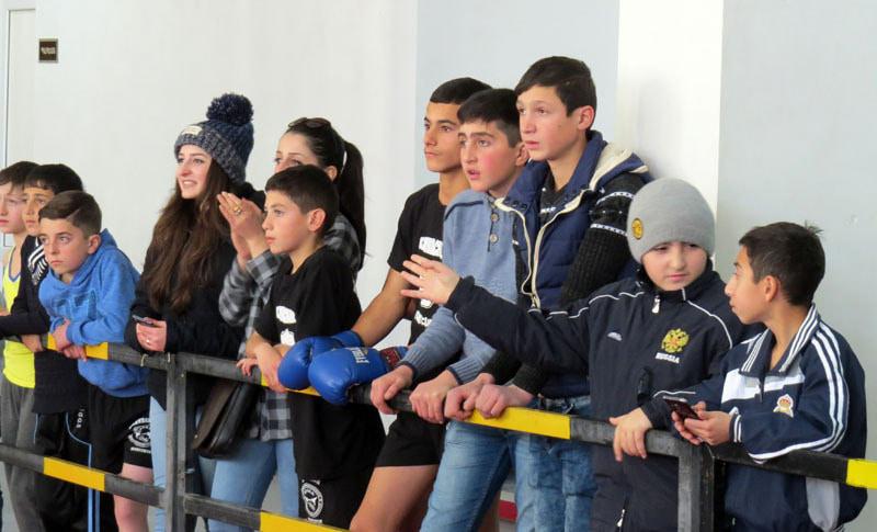 А это дети со двора участника соревнования.