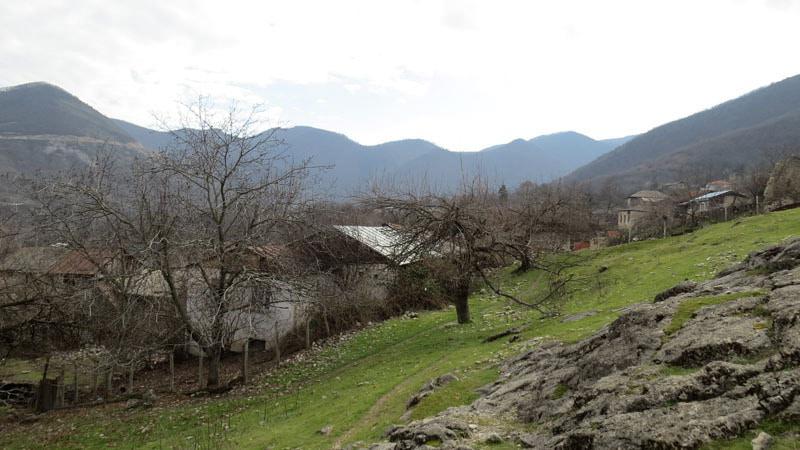 По этой тропинке ухожу от церкви...