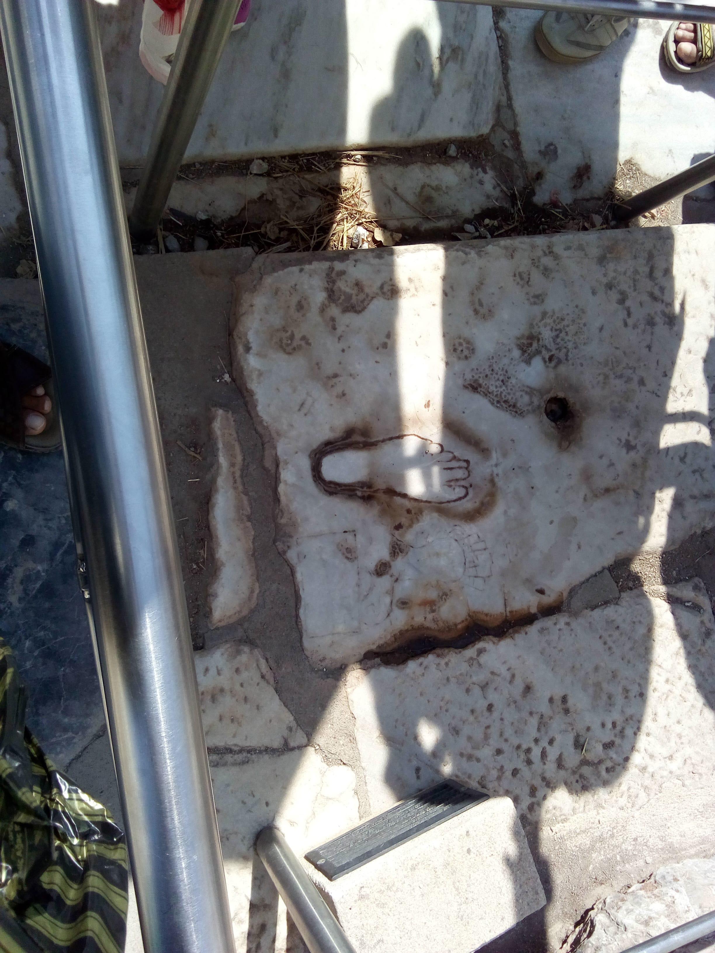 На этом мраморе греки шутили. Тот кто положит ступню на изображение ступни и они совпадут получит сердце девушки. Сердце и девушка изображены чуть выше.
Пока на этом все. Ночью вылета ю в Баку продолжу рассказ оттуда