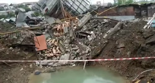 Воронка на месте жилого дома после обстрела Степанакерта. Кадр видео пресс-службы МИД НКР/Арцаха https://www.facebook.com/watch/?ref=saved&v=348824959895436 Воронка на месте жилого дома после обстрела Степанакерта. Кадр видео пресс-службы МИД НКР/Арцаха https://www.facebook.com/watch/?ref=saved&v=348824959895436