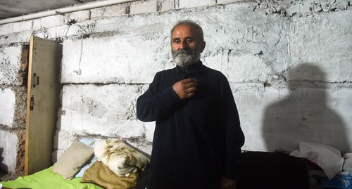 Священник в подвале здания, используемого в качестве бомбоубежища в Степанакерте. 6 октября 2020 года. Давид Каграманян/НКР инфоцентр/Рейтерс Священник в подвале здания, используемого в качестве бомбоубежища в Степанакерте. 6 октября 2020 года. Давид Каграманян/НКР инфоцентр/Рейтерс