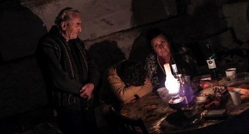 Мирные жители собираются в подвале здания, используемого в качестве бомбоубежища в Степанакерте. Areg Balayan/ArmGov/PAN Photo/Handout via REUTERS Мирные жители собираются в подвале здания, используемого в качестве бомбоубежища в Степанакерте. Areg Balayan/ArmGov/PAN Photo/Handout via REUTERS