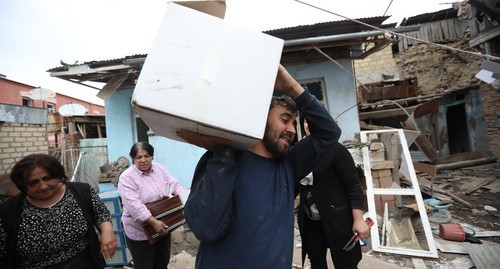 Люди покидают ставшее непригодным жилье. Фото Азиза Каримова для "Кавказского узла" Люди покидают ставшее непригодным жилье. Фото Азиза Каримова для "Кавказского узла"