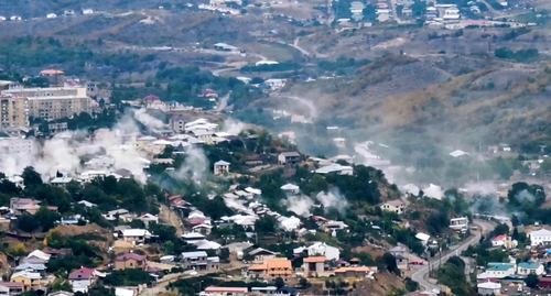 Дым поднимается над домами во время артобстрела. Кадр видео - студия документальных фильмов "Барс Медиа" Дым поднимается над домами во время артобстрела. Кадр видео - студия документальных фильмов "Барс Медиа"