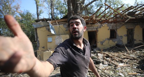 Работник ресторана, выбравшийся из-под завалов. Фото Азиза Каримова для "Кавказского узла". Работник ресторана, выбравшийся из-под завалов. Фото Азиза Каримова для "Кавказского узла".