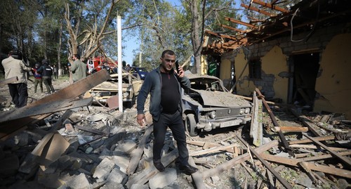 Местный житель делится по телефону новостями из Барды. Фото Азиза Каримова для "Кавказского узла". Местный житель делится по телефону новостями из Барды. Фото Азиза Каримова для "Кавказского узла".