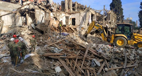 Разбор завалов в Гяндже после ночного обстрела. Фото Азиза Каримова для “Кавказского узла”. Разбор завалов в Гяндже после ночного обстрела. Фото Азиза Каримова для “Кавказского узла”.