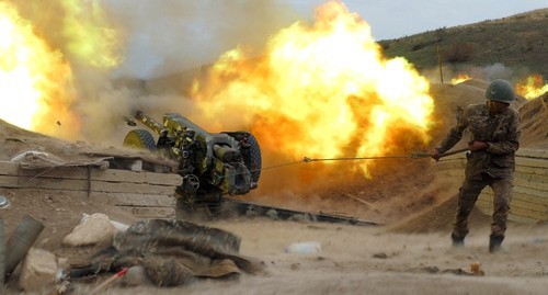 Солдат армянской армии стреляет из артиллерийского орудия, 5 октября 2020 года. Фото: пресс-служба Министерства обороны Армении/PAN Photo/ REUTERS Солдат армянской армии стреляет из артиллерийского орудия, 5 октября 2020 года. Фото: пресс-служба Министерства обороны Армении/PAN Photo/ REUTERS