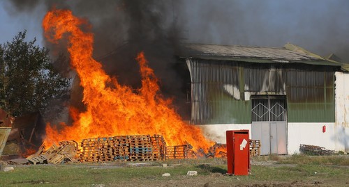 Пожар на хлопкообрабатывающем заводе в селе Азад Гарагойунлу в Тертерском районе 20 октября 2020 года. Фото Азиза Каримова для "Кавказского узла". Пожар на хлопкообрабатывающем заводе в селе Азад Гарагойунлу в Тертерском районе 20 октября 2020 года. Фото Азиза Каримова для "Кавказского узла".