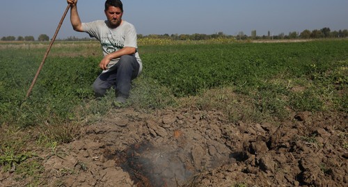 Местный житель возле воронки от взрыва в поле. Бановшалар, 20 октября 2020 года. Фото Азиза Каримова для "Кавказского узла". Местный житель возле воронки от взрыва в поле. Бановшалар, 20 октября 2020 года. Фото Азиза Каримова для "Кавказского узла".