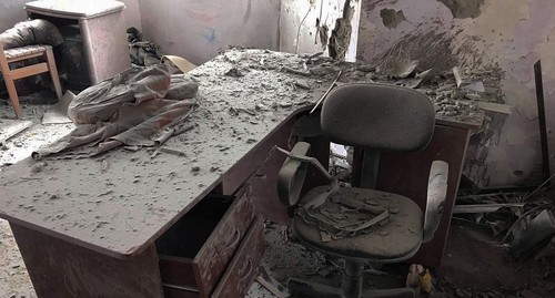 Последствия обстрела гражданского здания в Степанакерте. Фото Алвард Григорян для "Кавказского узла" Последствия обстрела гражданского здания в Степанакерте. Фото Алвард Григорян для "Кавказского узла"