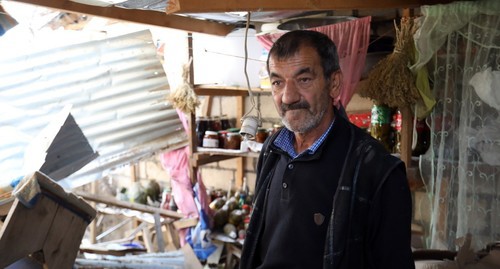 Местный житель в полуразрушенном доме 2 ноября 2020 года. Фото Азиза Каримова для "Кавказского узла" Местный житель в полуразрушенном доме 2 ноября 2020 года. Фото Азиза Каримова для "Кавказского узла"