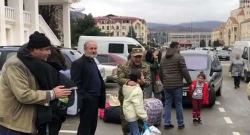 Карабахские беженцы, 30 ноября. Фото: пресс-служба Минобороны России http://mil.ru/russian_peacekeeping_forces/news/more.htm?id=12327464@egNews Карабахские беженцы, 30 ноября. Фото: пресс-служба Минобороны России http://mil.ru/russian_peacekeeping_forces/news/more.htm?id=12327464@egNews